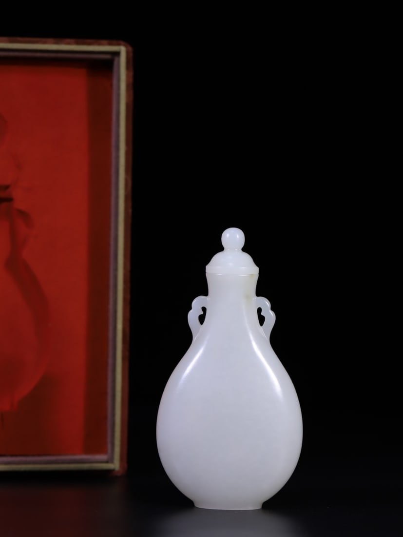 A Fine White Jade Vase: A Fine White Jade Vase,Qing Dynasty, China,Size:4.7inx2.5inx1.2in Weight:121g 白玉瓶,中国清代