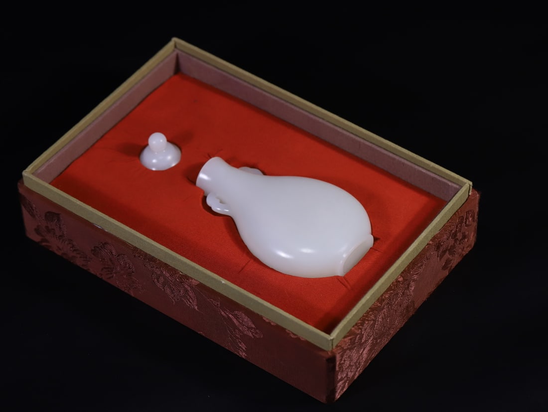 A Fine White Jade Vase - 2