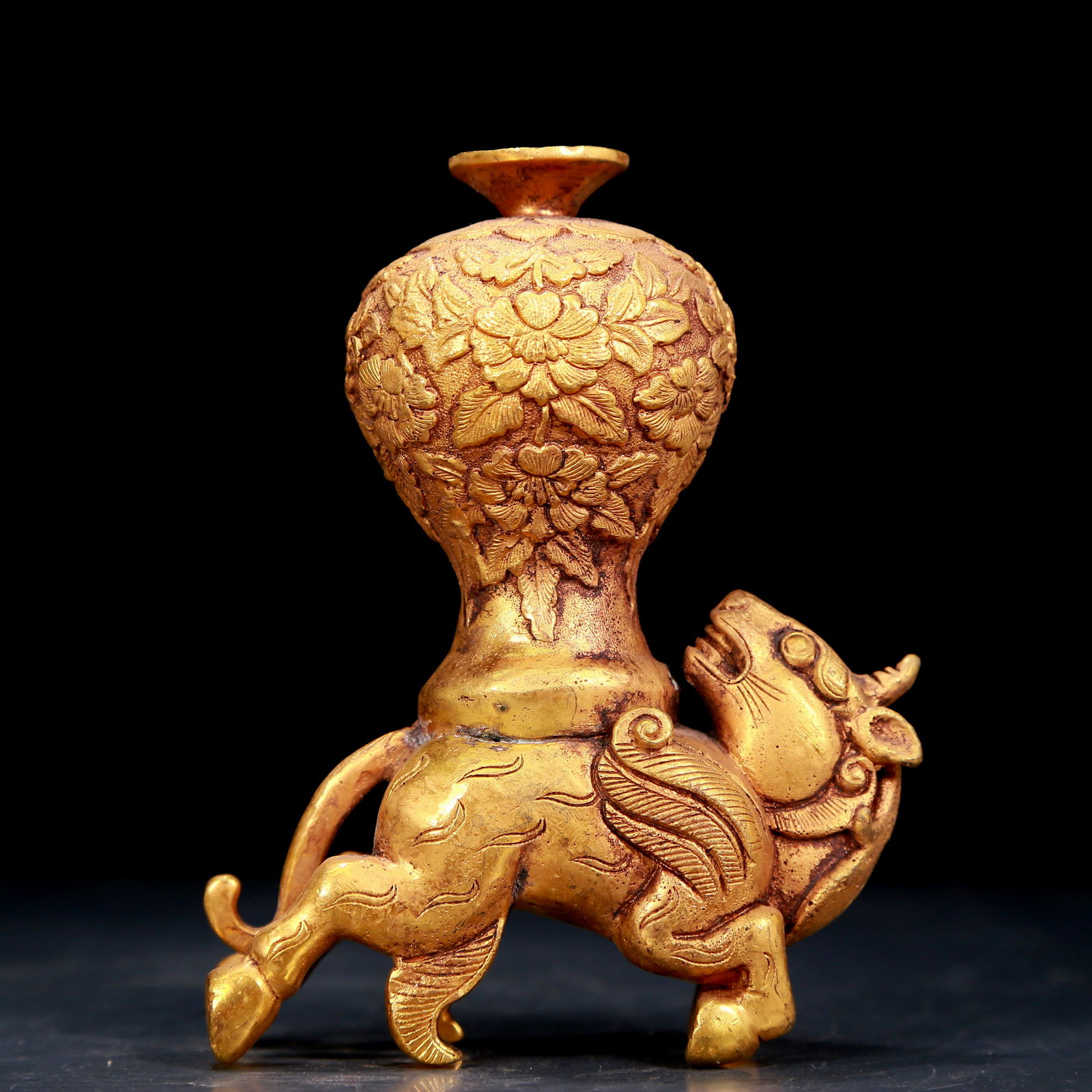 An exquisite gilt bronze vase with unicorn and floral patterns: An exquisite gilt bronze vase with unicorn and flower patterns, Qing Dynasty, China. The surface has been carefully carved, vividly demonstrating the superb skills of the craftsman. It has its own