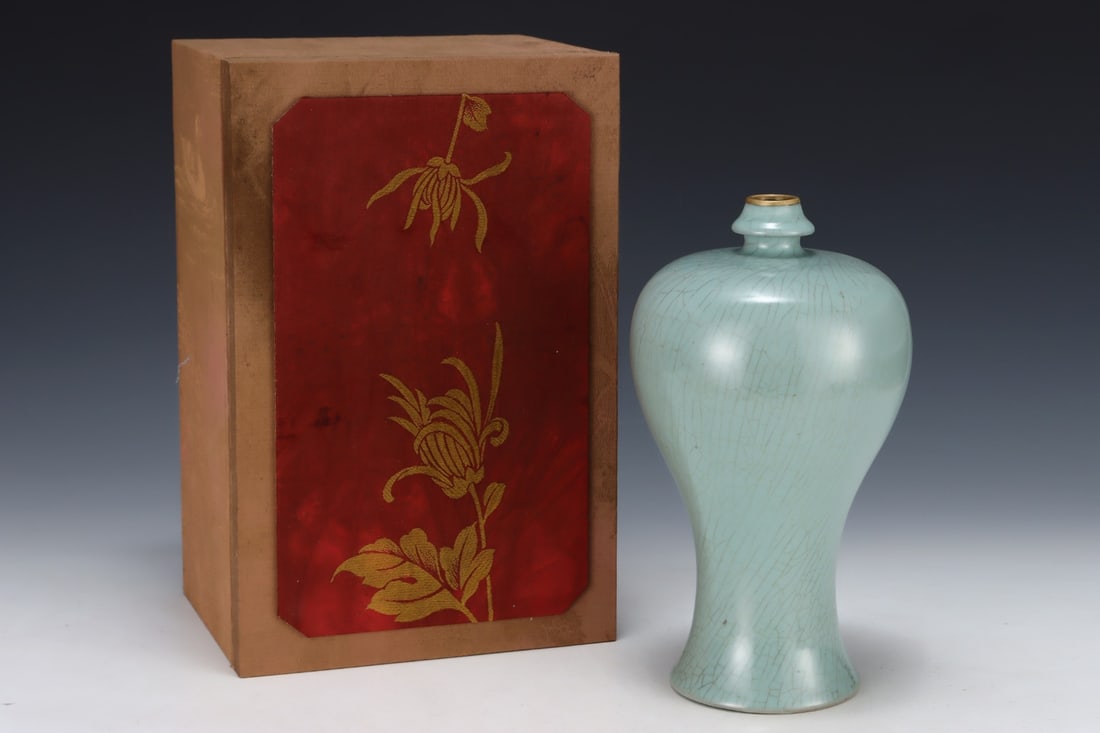 An Exquisite Ru yao Vase,with an Imperial Poem by Emperor Qianlong: An Exquisite Ru yao Vase,with an Imperial Poem by Emperor Qianlong,Song Dynasty,China,Size:10.8inx6in 