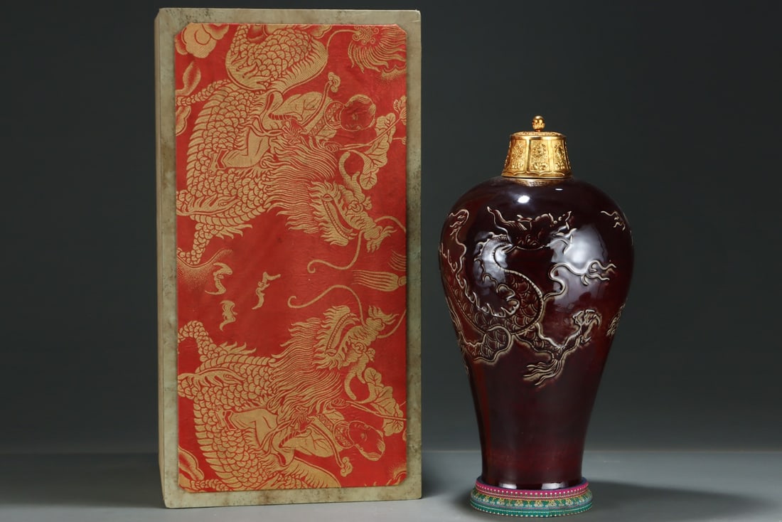 A Huge Ji Red Glazed Dragon Pattern Bottle (1 of 8)