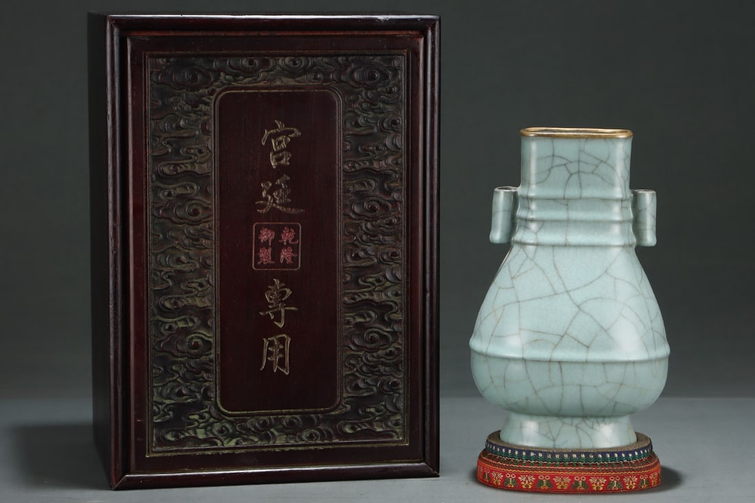 An Exquisite Guan yao Cover with Gold Double-Ears Vase,with an Imperial Poem by Emperor Qianlong: An Exquisite Guan yao Cover with Gold Double-Ears Vase,with an Imperial Poem by Emperor Qianlong,Song Dynasty,China,Size:9.3inx6in 