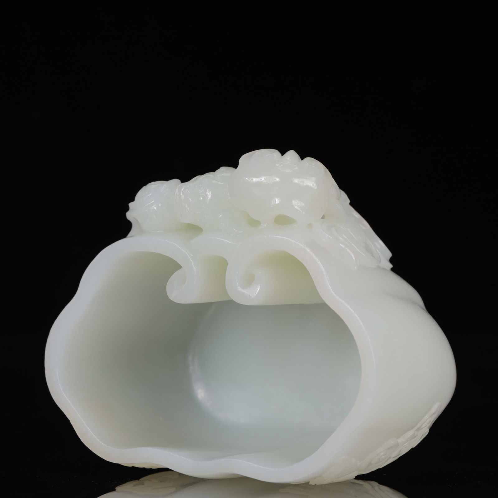 An Exquisite White Jade Lion Pattern Washer - 9