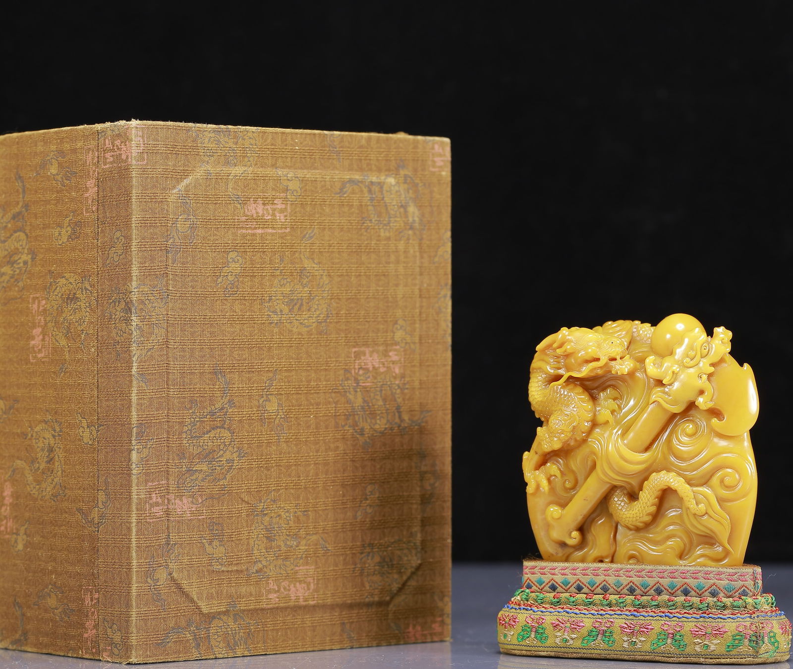 An Exquisite Tianhuang Stone Dragon Pattern Seal: An Exquisite Tianhuang Stone Dragon Pattern Seal,Qing Dynasty, China, Jiaqing Four-character Mark,Size:3.1inx1.2inx3.3in,Weight:400g 