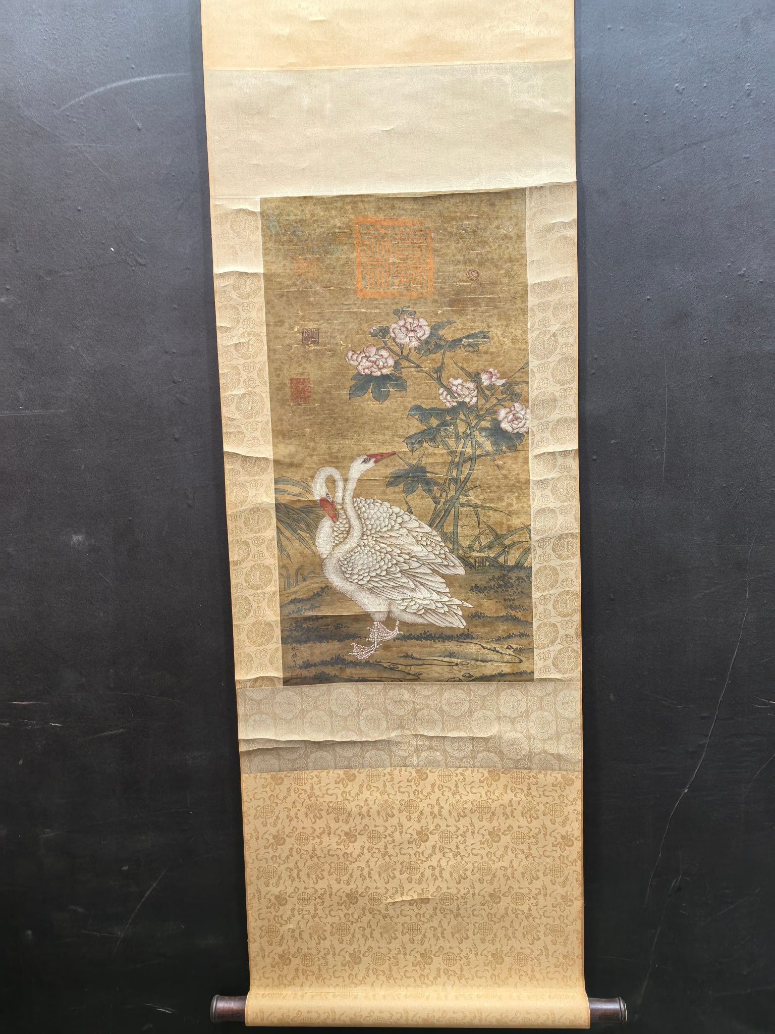 A Chinese Vertical Scroll Ink Painting of Goose on Silk: A Chinese Vertical Scroll Ink Painting of Goose on Silk,Lin Chun,Size:12.8inx24in 一幅中国水墨绢本鹅画立轴,林椿