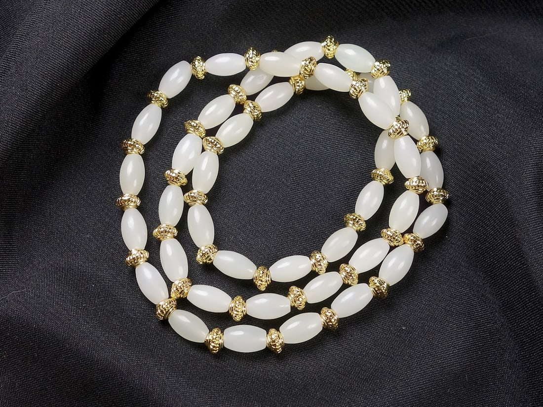 An Exquisite White Jade Bracelets: An Exquisite White Jade Bracelets,Size:(bead)0.2inx0.4in 白玉手链