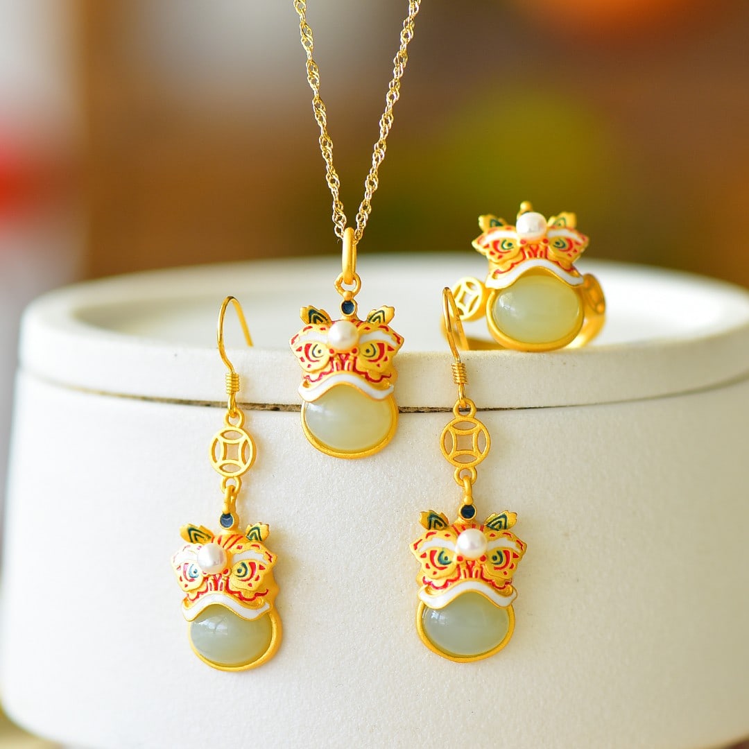 A Set of Fine Sterling Silver-Gold Plated Inlaid White Jade Jewelrys: A Set of Fine Sterling Silver-Gold Plated Inlaid White Jade Jewelrys 一套纯银镀金镶白玉首饰