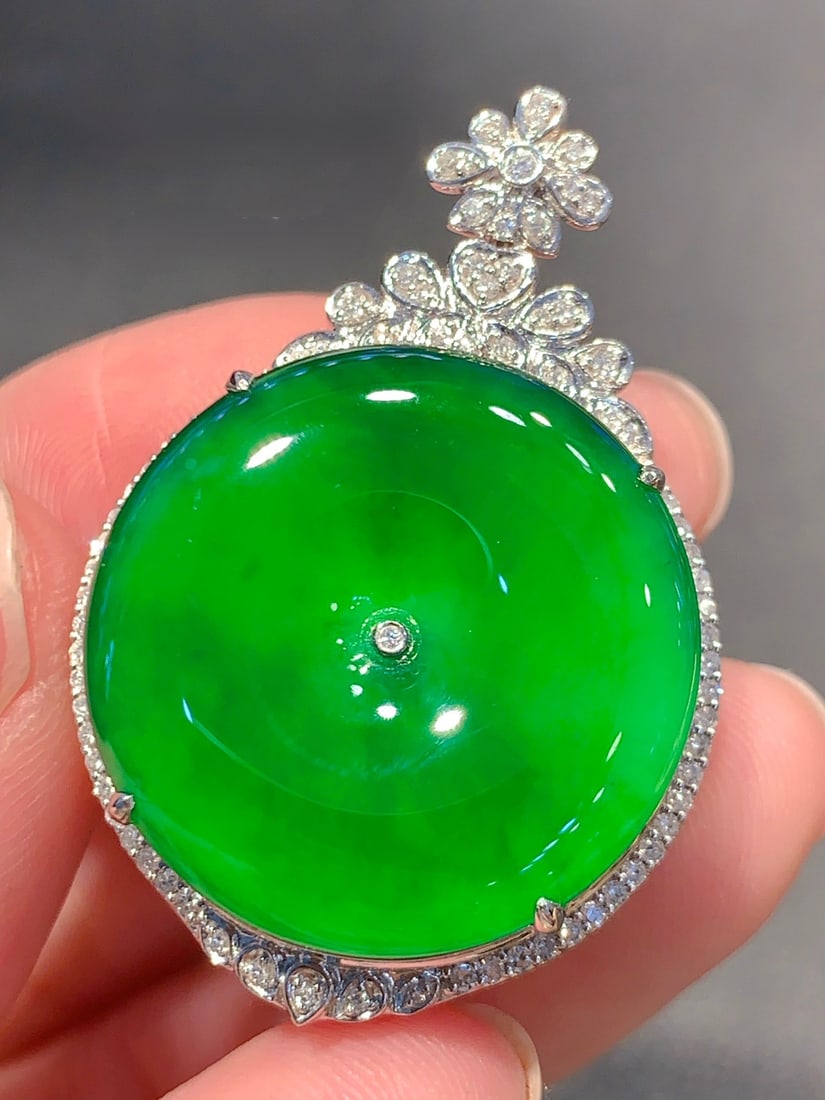 An Exquisite 18k Gold Diamond Inlaid Jadeite Pendant: An Exquisite 18k Gold Diamond Inlaid Jadeite Pendant,Size(Loose Stone):0.9inx0.1in 18k金钻镶嵌翡翠吊坠