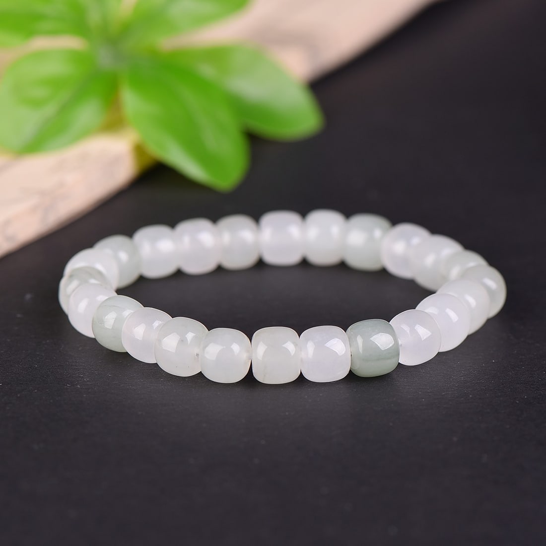 An Exquisite Jadeite Bracelets: An Exquisite Jadeite Bracelets,Size:0.3inx0.3in 翡翠手串