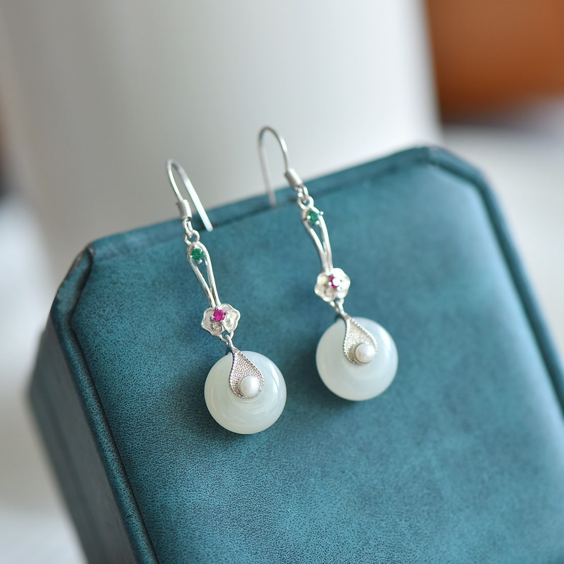 A Pair of Exquisite Sterling Silver Inlaid White Jade EarringsInlaid Gems: A Pair of Exquisite Sterling Silver Inlaid White Jade EarringsInlaid Gems,Size:0.5inx0.5in 一对纯银镶白玉耳环嵌宝石