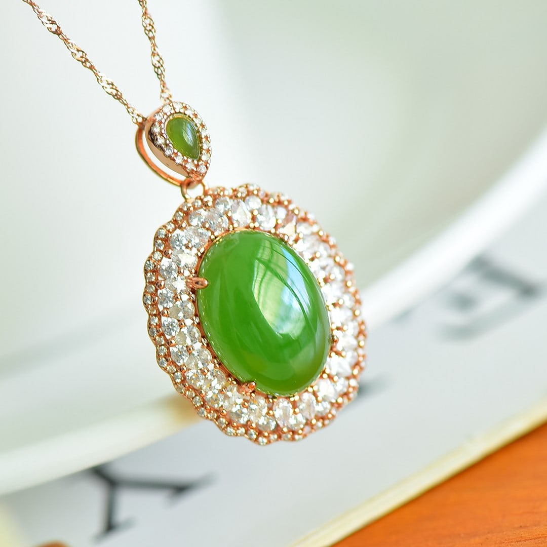 An Exquisite Sterling Silver-Gold Plated Inlaid Jasper Pendant,Inlaid Diamond: An Exquisite Sterling Silver-Gold Plated Inlaid Jasper Pendant,Inlaid Diamond,Size:0.5inx0.7in 纯银镀金镶碧玉项链,嵌钻石