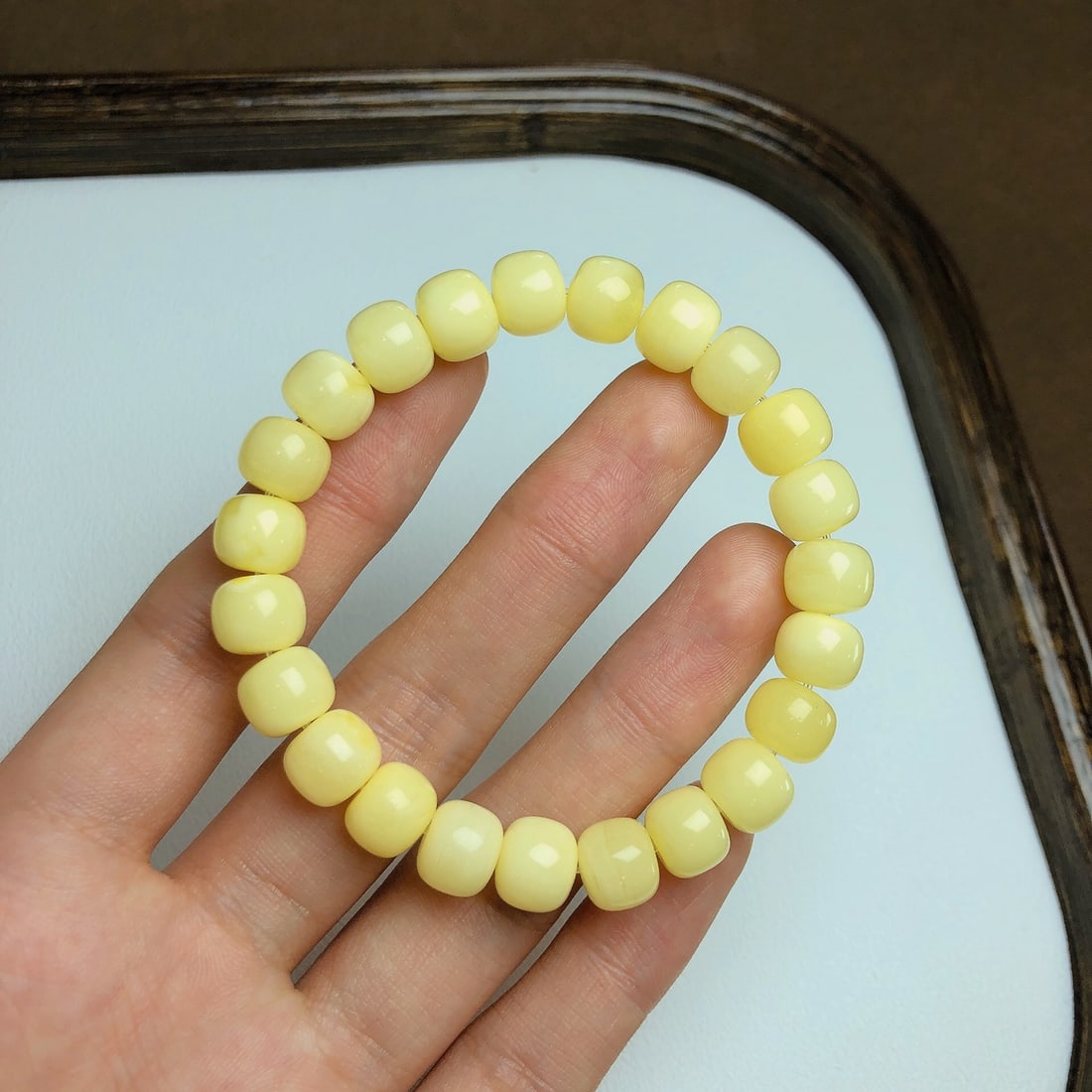 An Exquisite Amber Bracelets: An Exquisite Amber Bracelets,Size:0.3inx0.3in,Weight:9.2g 蜜蜡手串