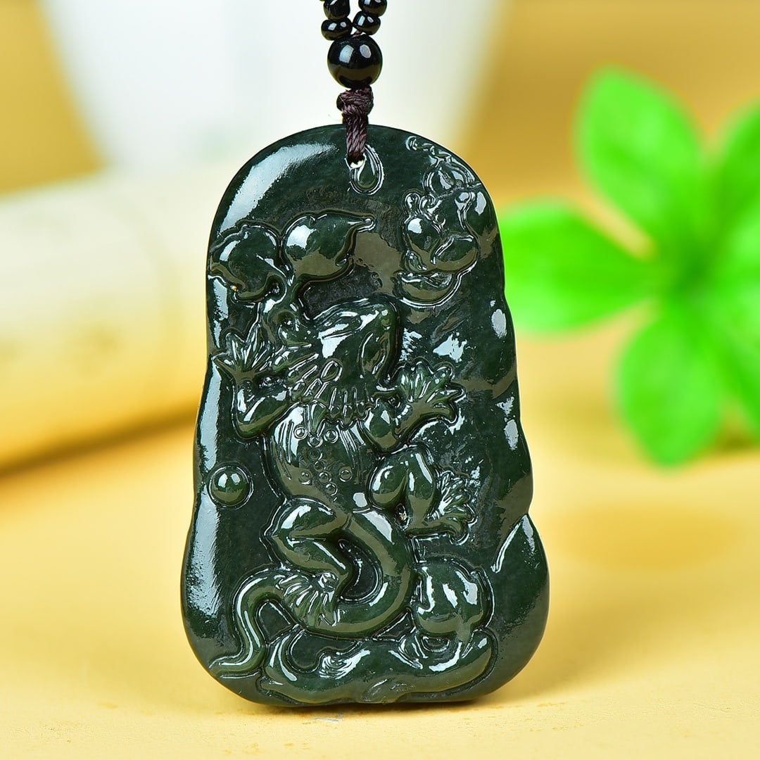 An Exquisite Jasper Bats and Peach Pattern Pendant: An Exquisite Jasper Bats and Peach Pattern Pendant,Size:1.6inx2.4in 碧玉福寿纹挂件