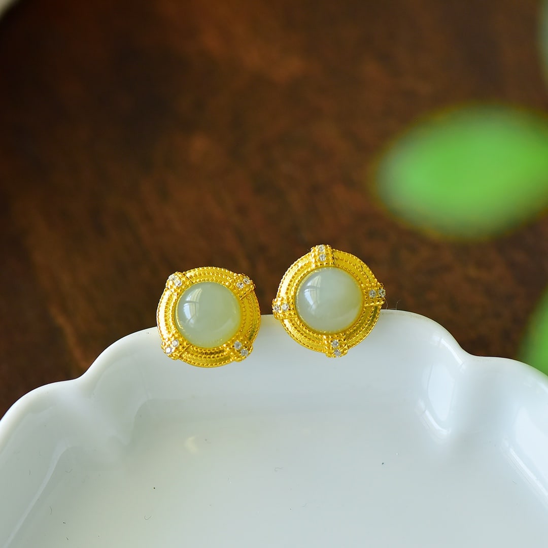 A Pair of Exquisite Sterling Silver-Gold Plated Inlaid White Jade Earrings,Inlaid Diamond: A Pair of Exquisite Sterling Silver-Gold Plated Inlaid White Jade Earrings,Inlaid Diamond,Size:0.5inx0.5in 一对纯银镀金镶白玉耳钉,