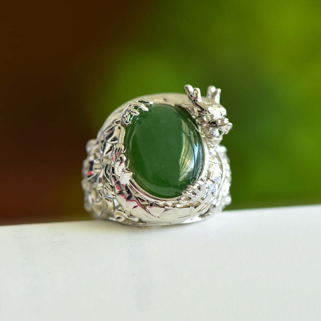 An Exquisite Sterling Silver Inlaid Jasper Ring: An Exquisite Sterling Silver Inlaid Jasper Ring 纯银镶碧玉戒指