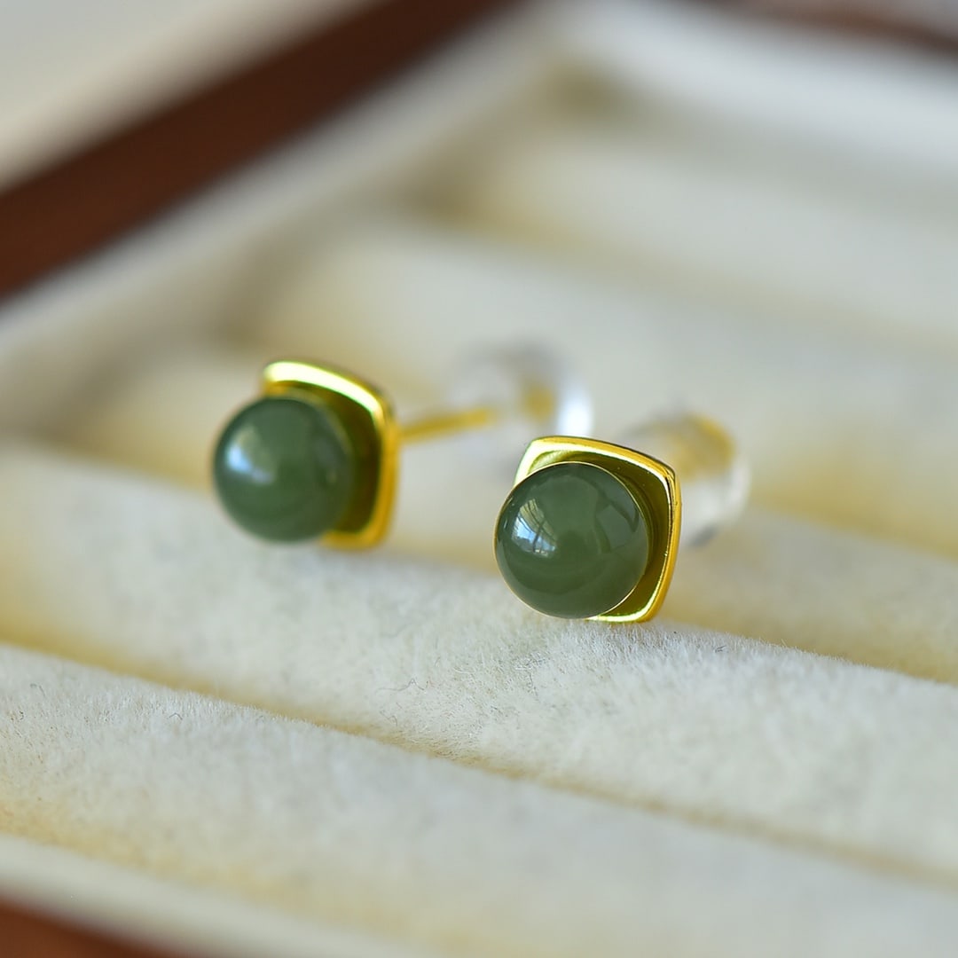 A Pair of Exquisite Sterling Silver-Gold Plated Inlaid Jasper Earrings: A Pair of Exquisite Sterling Silver-Gold Plated Inlaid Jasper Earrings,Size:0.2inx0.2in 一对纯银镀金镶碧玉耳环