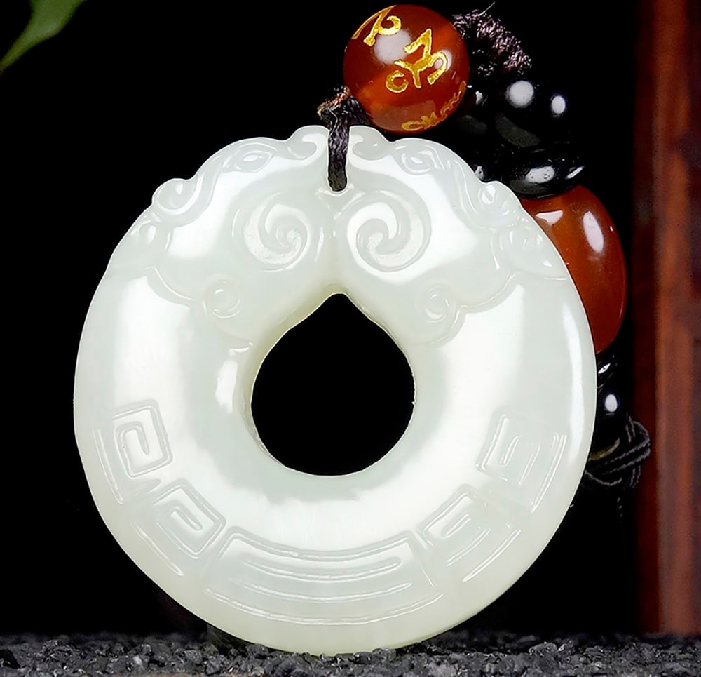 An Exquisite White Jade Dragon Pattern Pendant: An Exquisite White Jade Dragon Pattern Pendant,Size:1.4inx1.4inx0.3in 白玉龙纹挂件