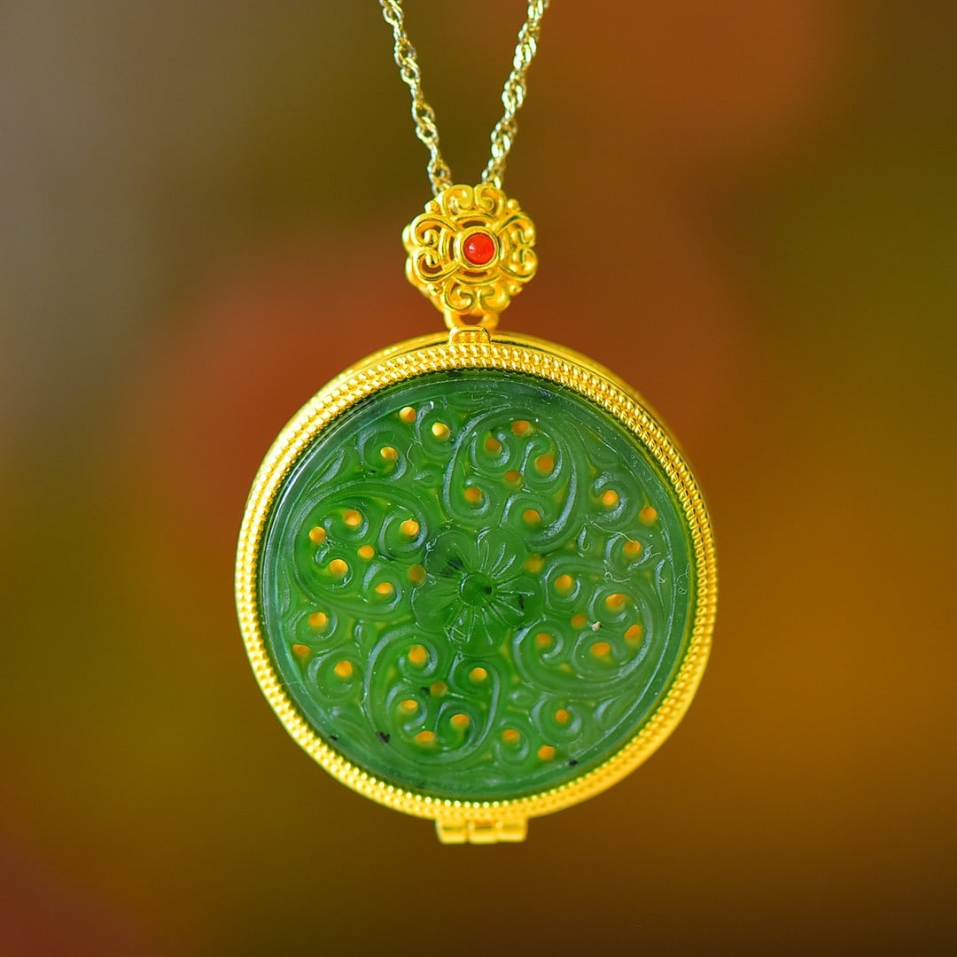 An Exquisite Sterling Silver-Gold Plated Inlaid Jasper Pendant: An Exquisite Sterling Silver-Gold Plated Inlaid Jasper Pendant 纯银镀金镶碧玉吊坠