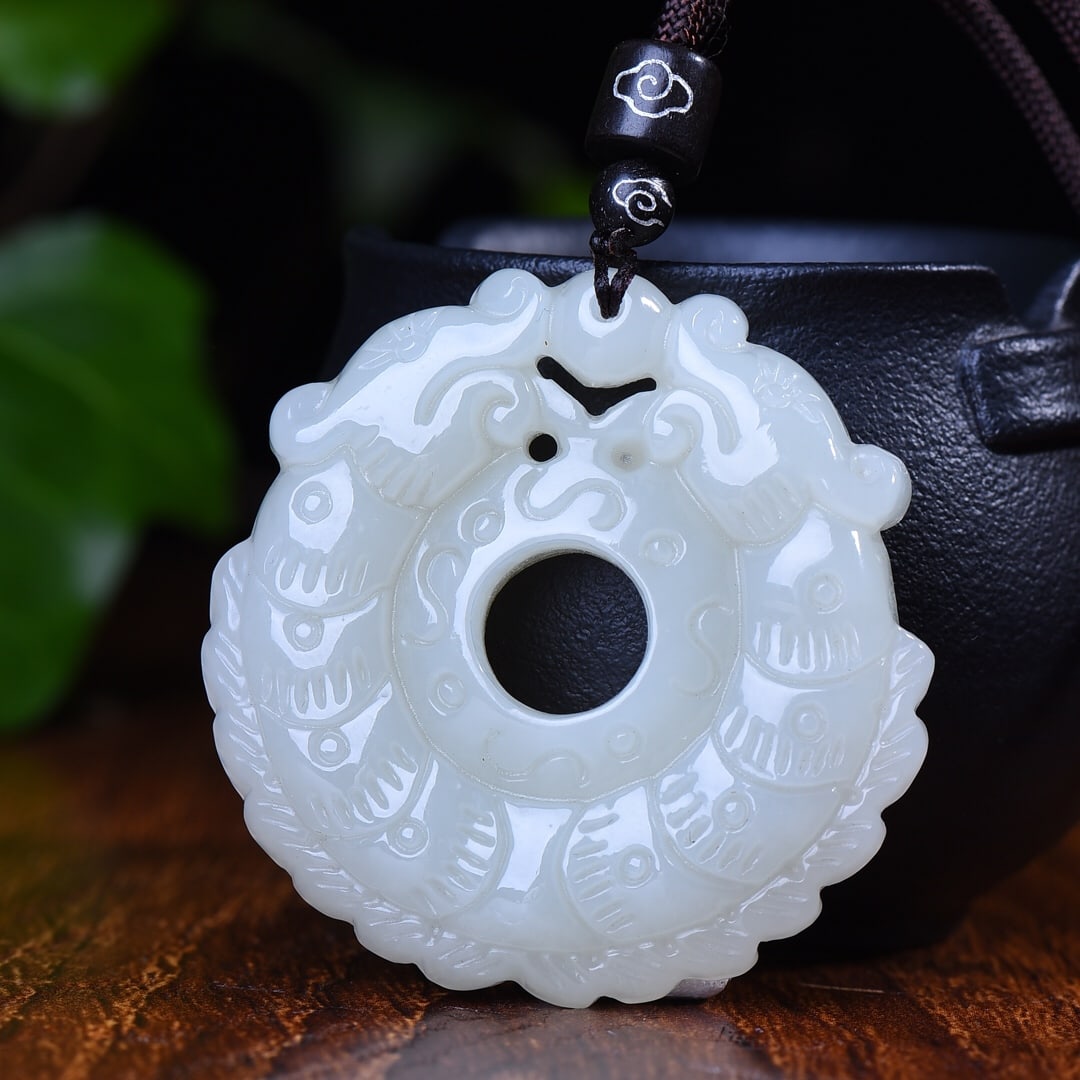 An Exquisite White Jade Beast Pattern Pendant - 2
