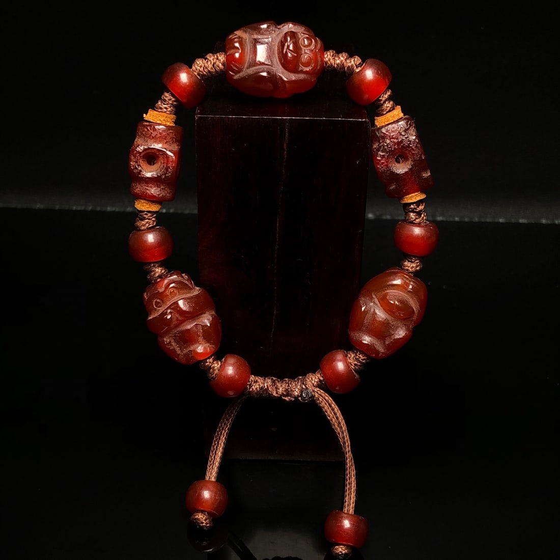 A Precious Agate Bracelets: A Precious Agate Bracelets,Size:0.7inx0.4in 玛瑙手串
