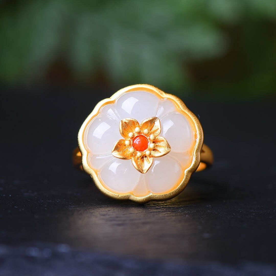 An Exquisite Sterling Silver-Gold Plated Inlaid White Jade Ring: An Exquisite Sterling Silver-Gold Plated Inlaid White Jade Ring,Size:0.6inx0.6in 纯银镀金镶白玉戒指