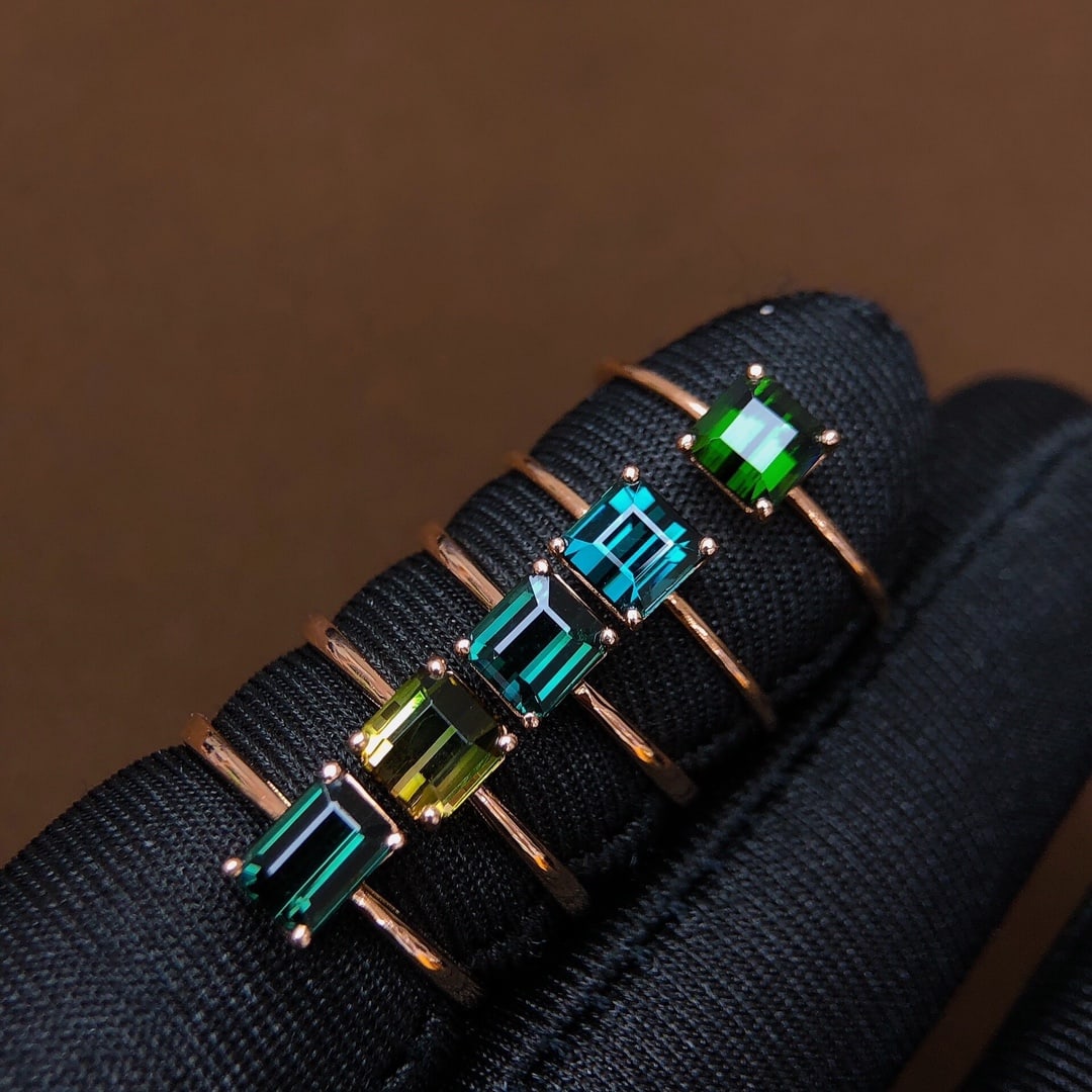 A Set of 1-2Ctw Natural Tourmaline Rings: A Set of 1-2Ctw Natural Tourmaline Rings,Size:0.2inx0.2in 一套1-2Ctw天然碧玺戒指