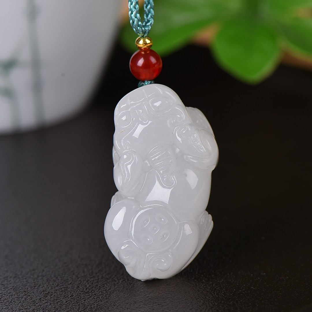 An Exquisite Jadeite Wealth-Attracting Creature Pattern Pendant: An Exquisite Jadeite Wealth-Attracting Creature Pattern Pendant,Size:0.9inx1.7in 翡翠貔貅纹挂件