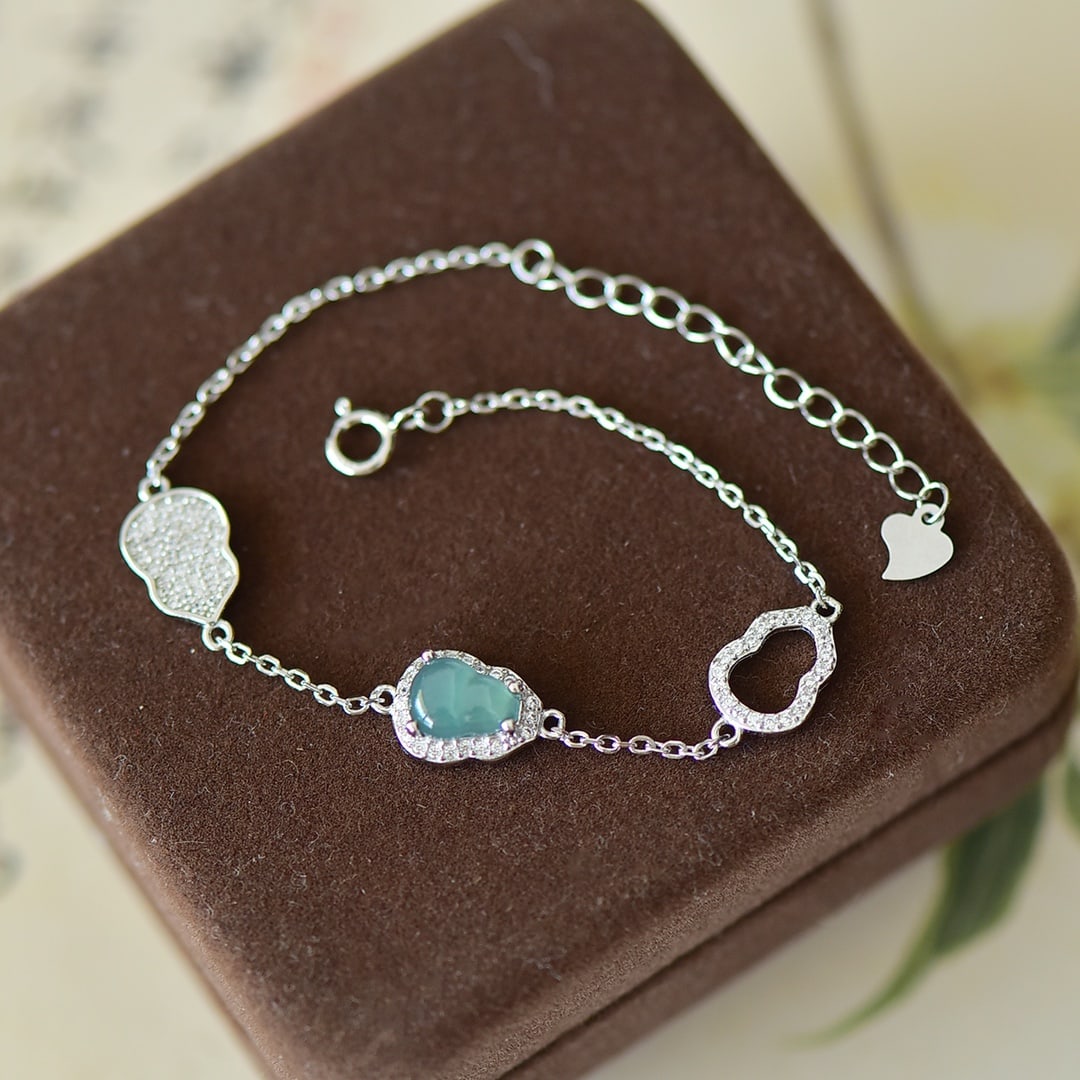 An Exquisite Sterling Silver Inlaid Jadeite Bracelet: An Exquisite Sterling Silver Inlaid Jadeite Bracelet,Size:0.2inx0.3in 纯银镶翡翠手链