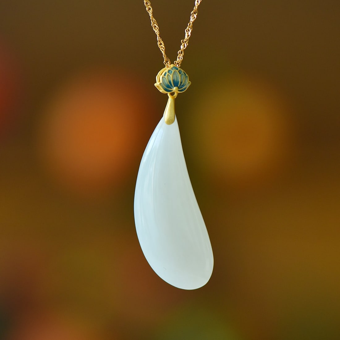 An Exquisite Sterling Silver-Gold Plated Inlaid White Jade Pendant: An Exquisite Sterling Silver-Gold Plated Inlaid White Jade Pendant,Size:0.6inx1.7in 纯银镀金镶白玉吊坠