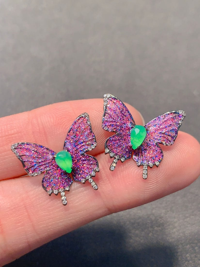 A Pair of Exquisite 18k Gold Diamond Inlaid Jadeite Earrings: A Pair of Exquisite 18k Gold Diamond Inlaid Jadeite Earrings,Size(Loose Stone):0.2in 一对18k金钻镶嵌翡翠耳钉