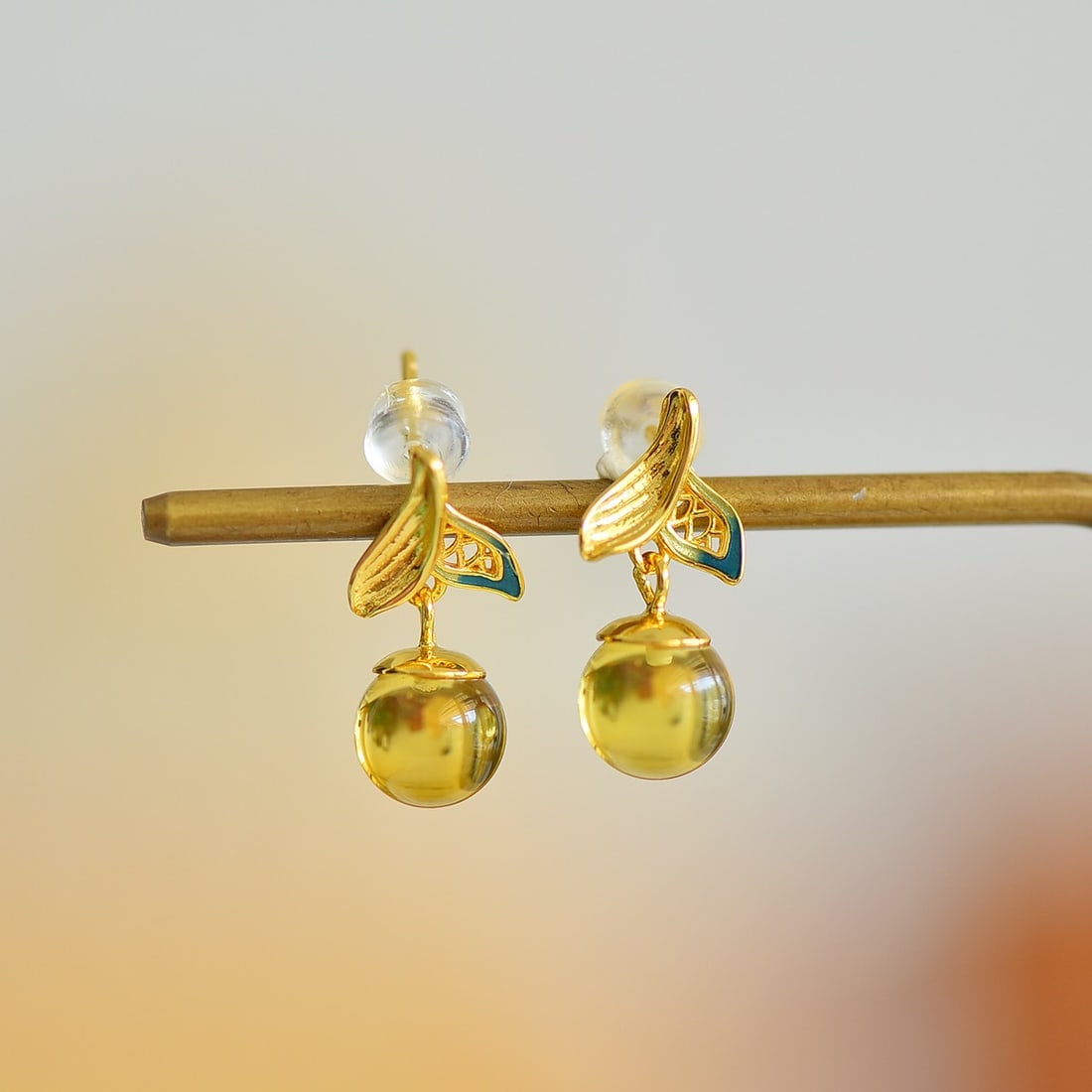 A Pair of Exquisite Sterling Silver-Gold Plated Inlaid Amber Enamel Earrings: A Pair of Exquisite Sterling Silver-Gold Plated Inlaid Amber Enamel Earrings,Size:0.3inx0.3in 一对纯银镀金镶琥珀珐琅耳环