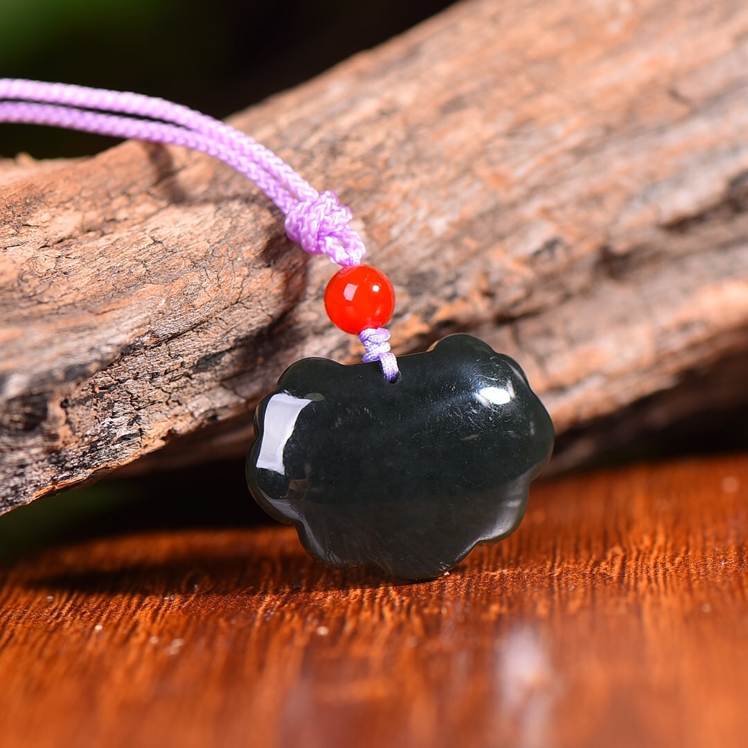 An Exquisite Sapphire Lock-Shaped Pendant: An Exquisite Sapphire Lock-Shaped Pendant,Size:0.9inx0.8in (寓意)吉祥时尚 精美绝伦 青玉锁形挂件