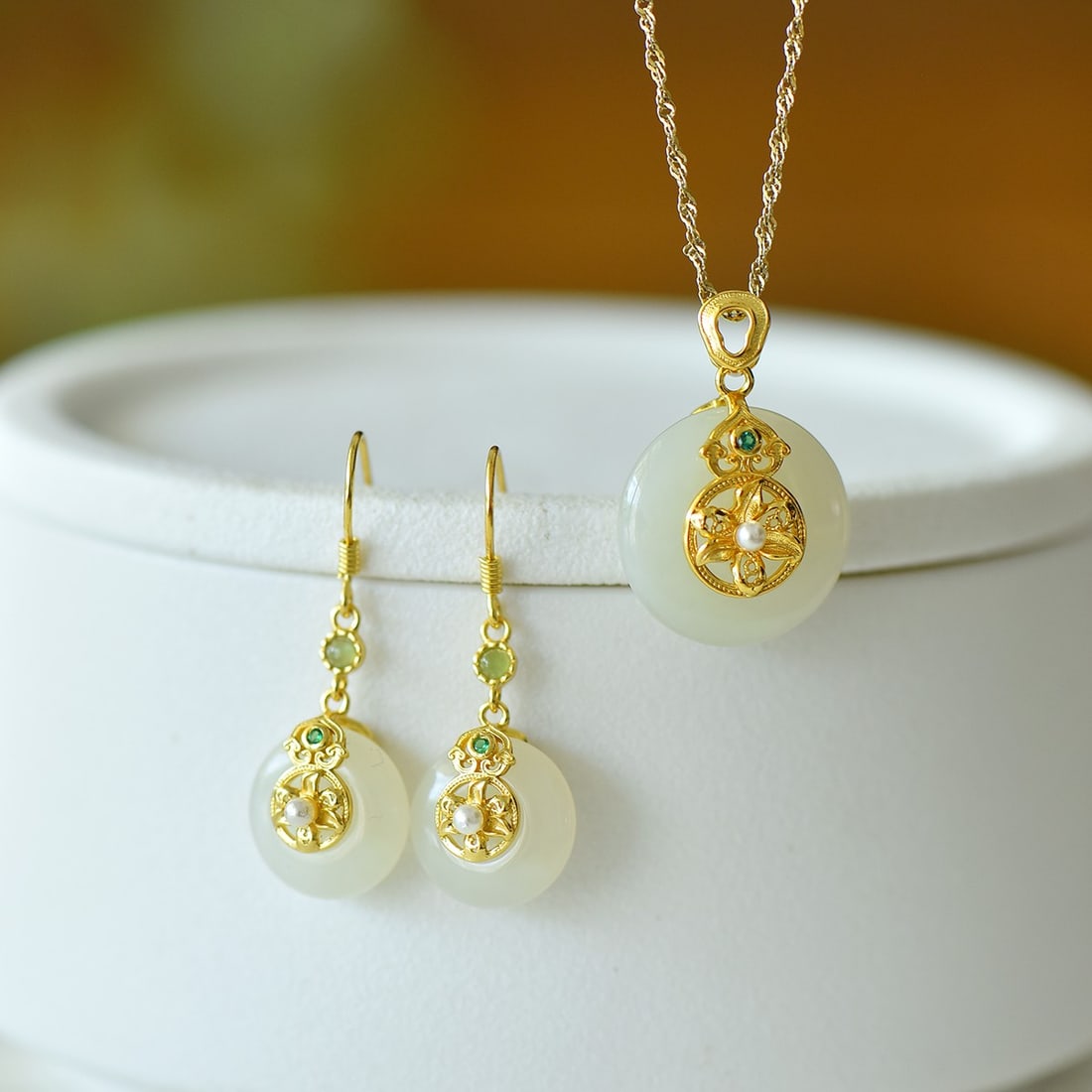 A Set of Fine Sterling Silver-Gold Plated Inlaid White Jade Jewelrys: A Set of Fine Sterling Silver-Gold Plated Inlaid White Jade Jewelrys 一套纯银镀金镶白玉首饰