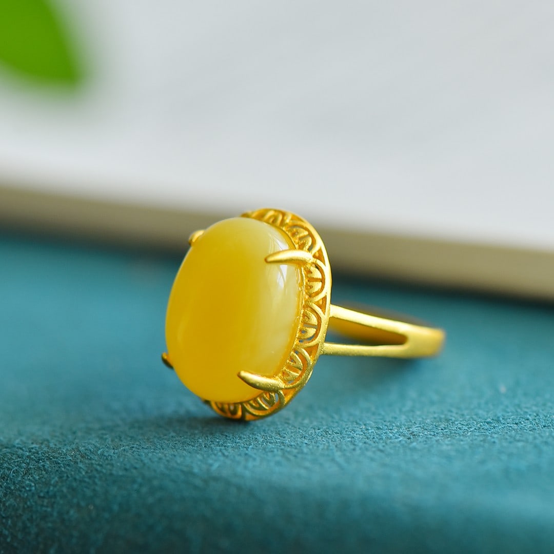 An Exquisite Sterling Silver-Gold Plated Inlaid Amber Ring: An Exquisite Sterling Silver-Gold Plated Inlaid Amber Ring,Size:0.5inx0.6in 纯银镀金镶琥珀戒指