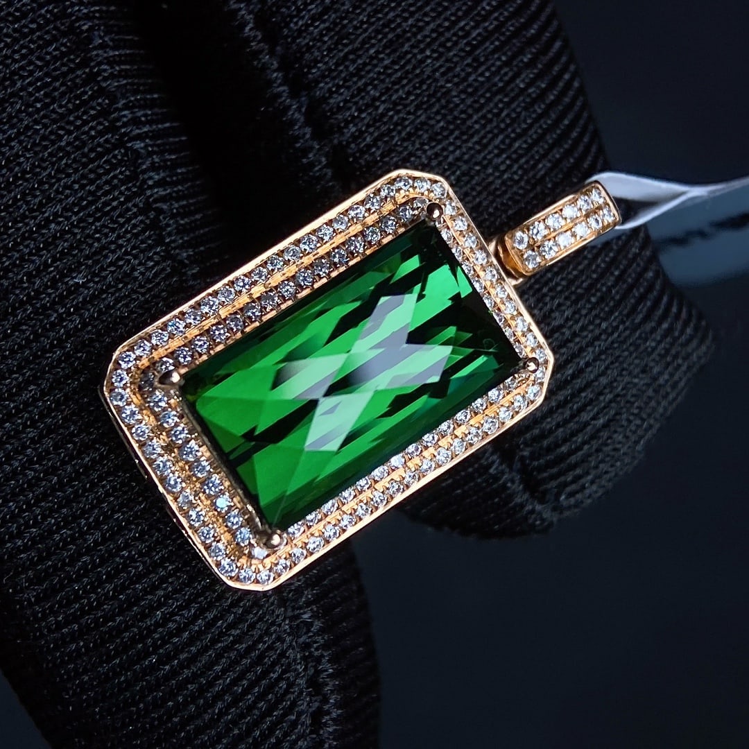 6.79Ctw Natural Tourmaline Necklace: 6.79Ctw Natural Tourmaline Necklace,Size:0.6inx0.3in 6.79Ctw天然碧玺项链