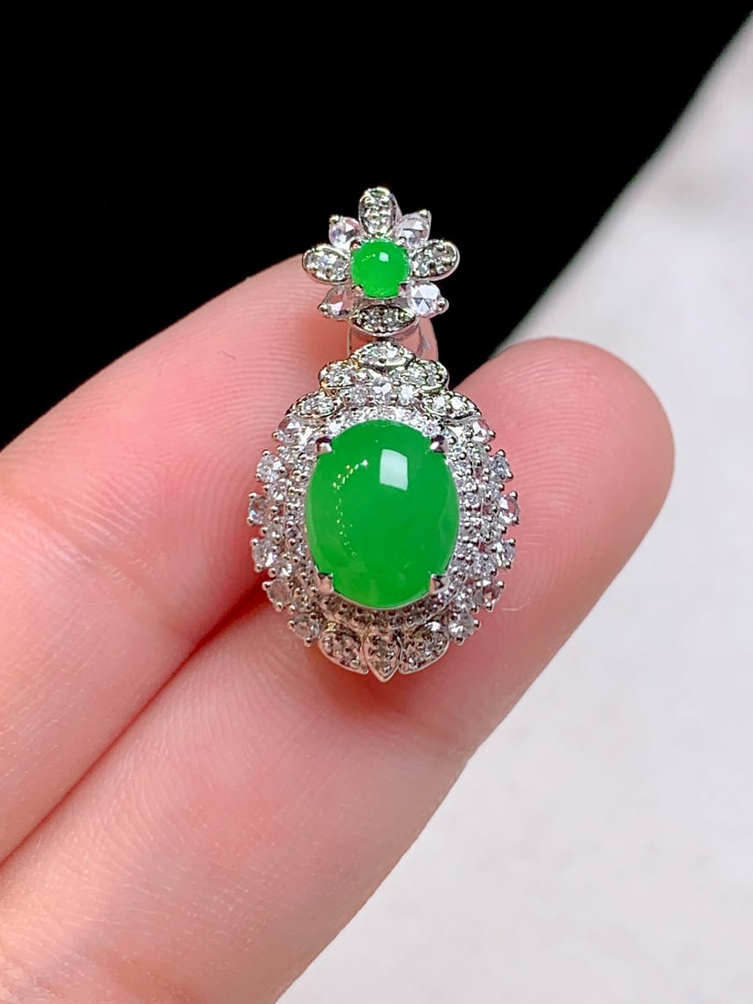 An Exquisite 18k Gold Diamond Inlaid Jadeite Pendant: An Exquisite 18k Gold Diamond Inlaid Jadeite Pendant,Size(Loose Stone):0.4inx0.3inx0.1in 18k金钻镶嵌翡翠吊坠