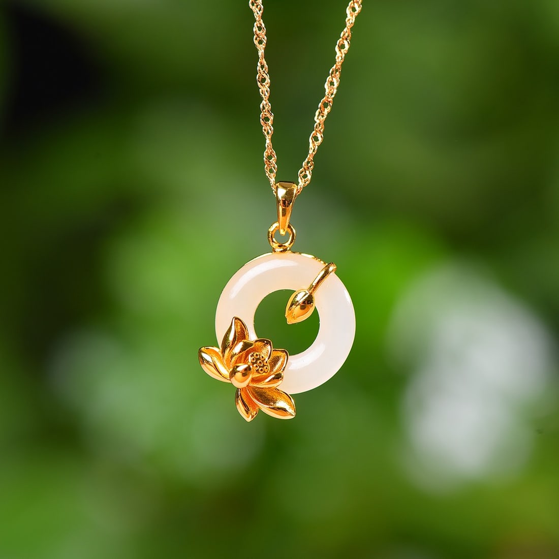 An Exquisite Sterling Silver-Gold Plated Inlaid White Jade Necklace: An Exquisite Sterling Silver-Gold Plated Inlaid White Jade Necklace,Size:0.6inx0.6in 纯银镀金镶白玉项链
