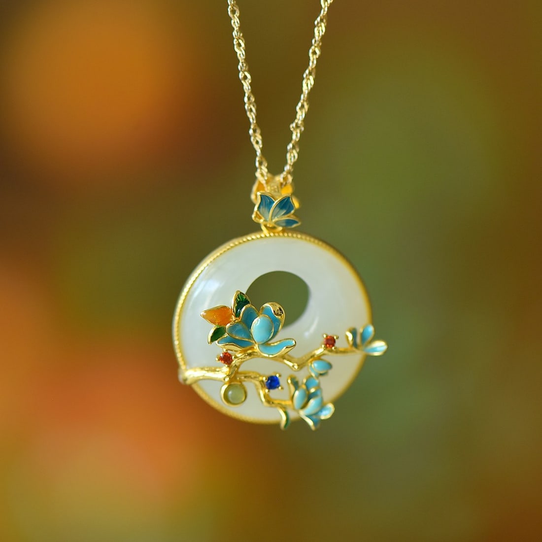 An Exquisite Sterling Silver Inlaid White Jade Flower Pattern Necklace: An Exquisite Sterling Silver Inlaid White Jade Flower Pattern Necklace,Size:0.9inx0.9in 纯银镶白玉花卉纹项链