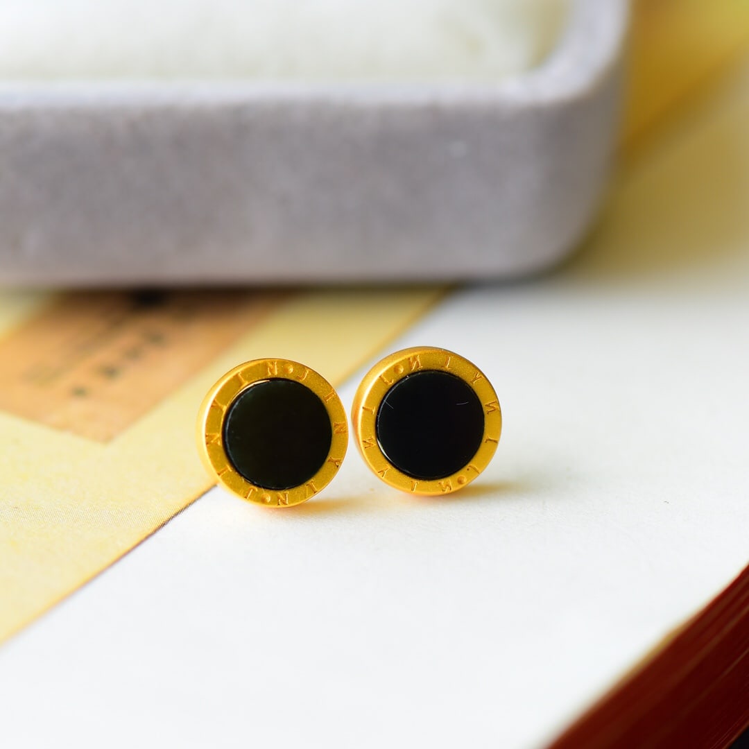 A Pair of Exquisite Sterling Silver-Gold Plated Inlaid Black Jade Earrings: A Pair of Exquisite Sterling Silver-Gold Plated Inlaid Black Jade Earrings,Size:0.4inx0.4in 一对纯银镀金镶墨玉耳钉