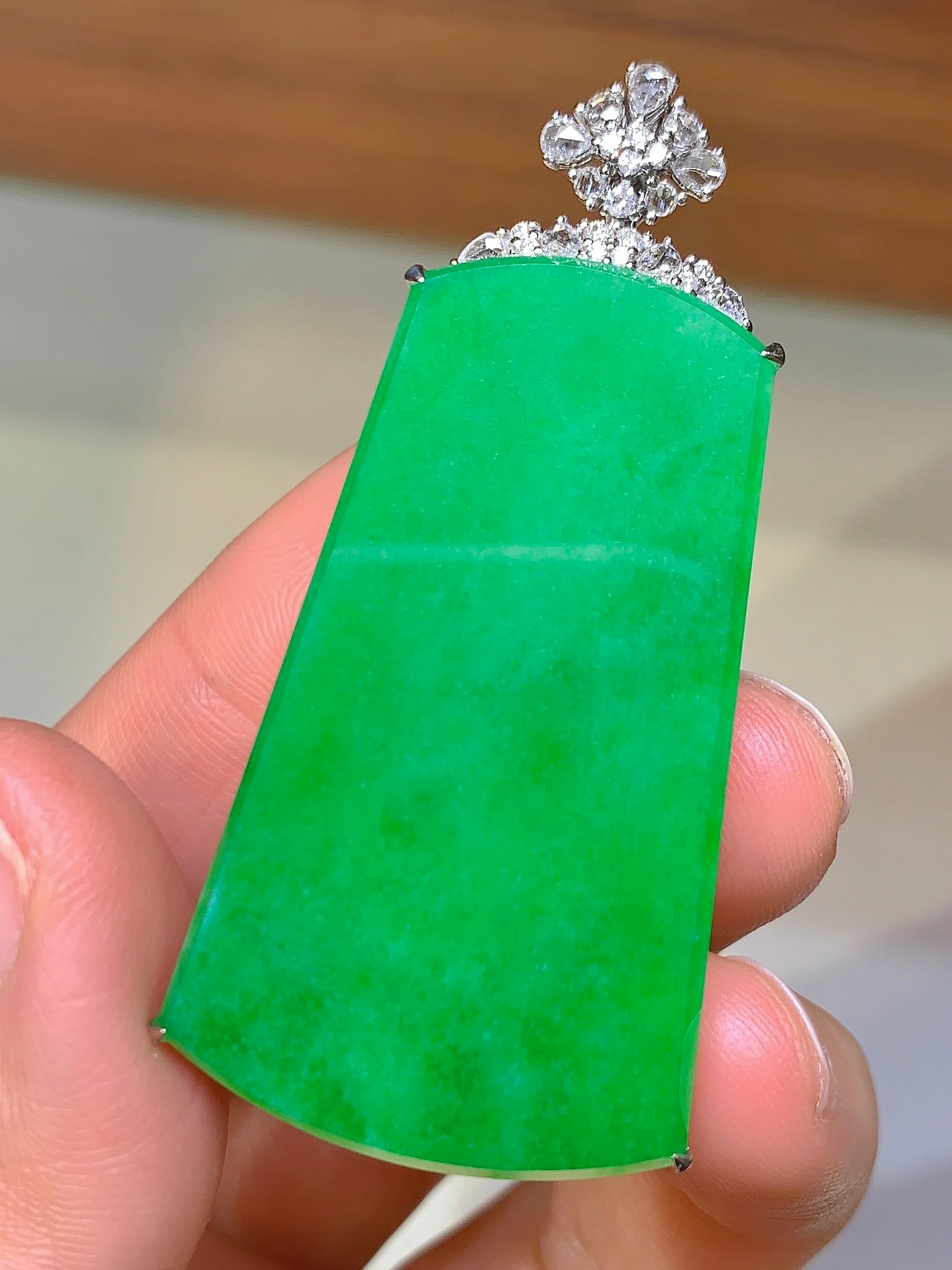An Exquisite 18k Gold Diamond Inlaid Jadeite Pendant: An Exquisite 18k Gold Diamond Inlaid Jadeite Pendant,Size(Loose Stone):1.8inx1inx0.1in 18k金钻镶嵌翡翠吊坠