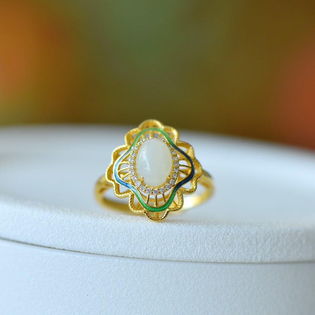 An Exquisite Sterling Silver-Gold Plated Inlaid White Jade Ring: An Exquisite Sterling Silver-Gold Plated Inlaid White Jade Ring,Size:0.2inx0.3in 纯银镀金镶白玉戒指