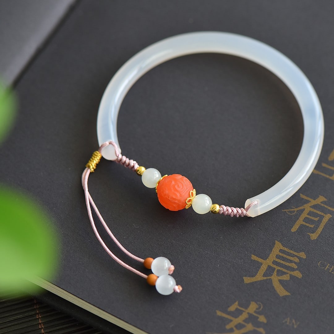 An Exquisite Agate Bracelets,With White Jade: An Exquisite Agate Bracelets,With White Jade 玛瑙手镯,配白玉