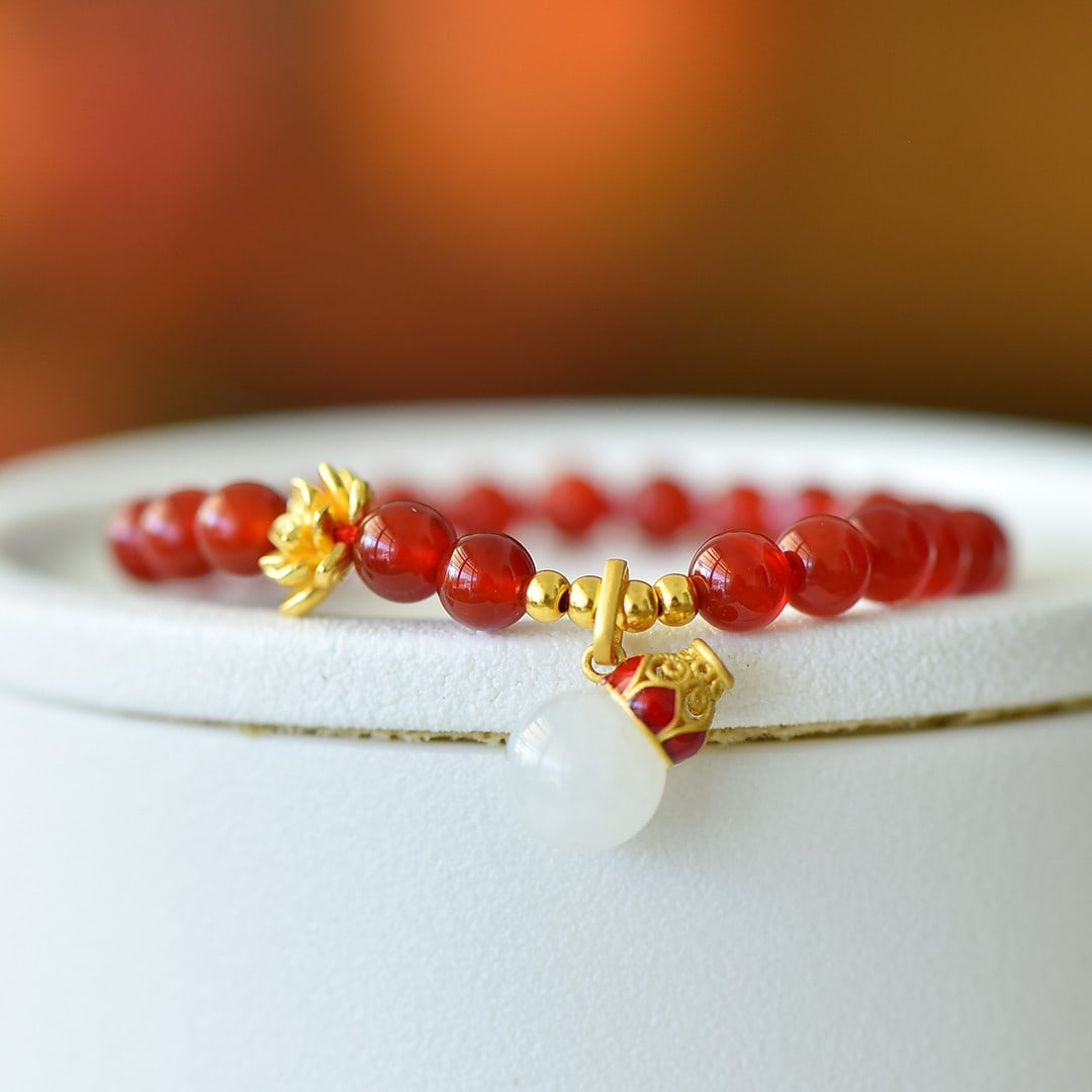 An Exquisite Sterling Silver-Gold Plated Inlaid Agate Bracelet,Inlaid White Jade: An Exquisite Sterling Silver-Gold Plated Inlaid Agate Bracelet,Inlaid White Jade,Size:0.2in 纯银镀金镶玛瑙手链,嵌白玉