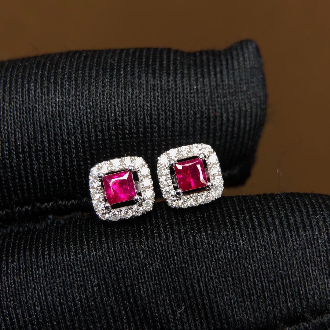 A Pair of 0.4Ctw Natural Ruby Earrings: A Pair of 0.4Ctw Natural Ruby Earrings,Size:0.1inx0.1in 一对0.4Ctw天然红宝石耳钉