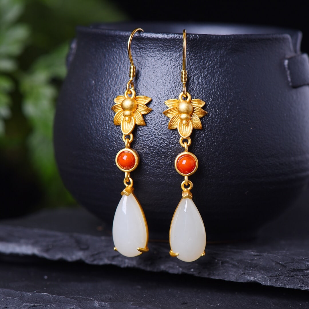 A Set of Fine Sterling Silver-Gold Plated Inlaid White Jade Jewelrys: A Set of Fine Sterling Silver-Gold Plated Inlaid White Jade Jewelrys,Size:(Pendant)0.6inx0.6in,(Earrings)0.3inx0.6in,(Ring)0.4inx0.6in 