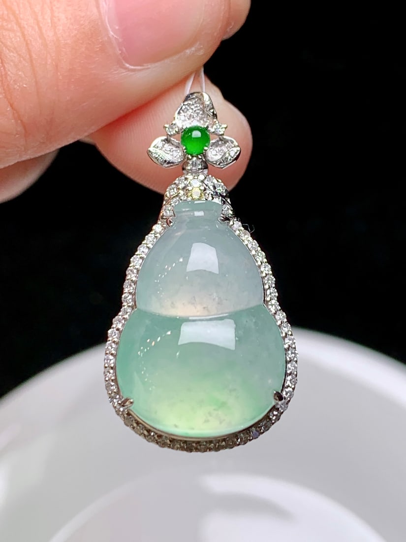 An Exquisite 18k Gold Diamond Inlaid Jadeite Pendant: An Exquisite 18k Gold Diamond Inlaid Jadeite Pendant,Size(Loose Stone):0.8inx0.6inx0.2in 18k金钻镶嵌翡翠吊坠