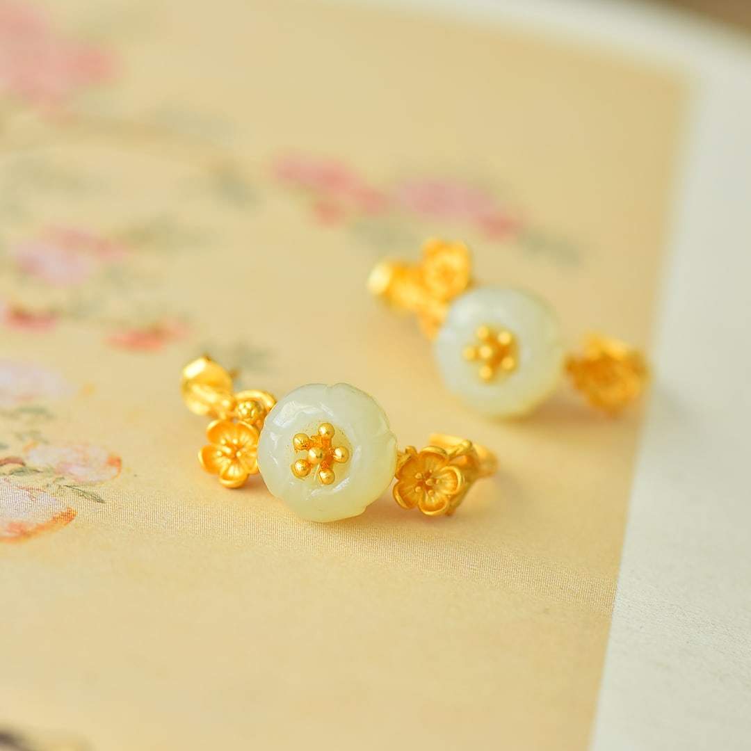 A Pair of Exquisite Sterling Silver-Gold Plated Inlaid White Jade Earrings: A Pair of Exquisite Sterling Silver-Gold Plated Inlaid White Jade Earrings,Size:0.4inx0.4in 一对纯银镀金镶白玉耳环