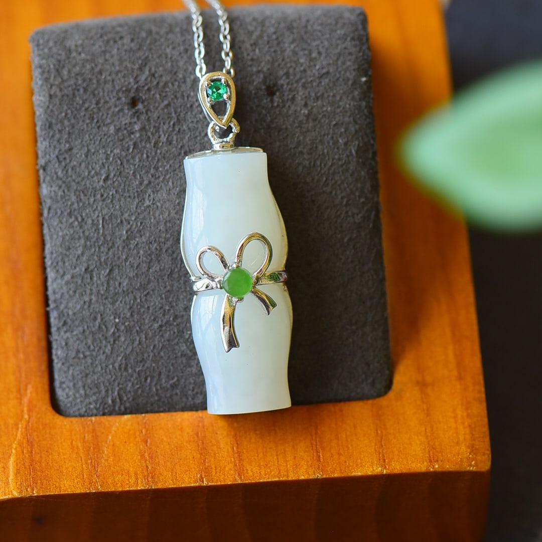 A Pair of Exquisite Sterling Silver Inlaid White Jade Necklace,Inlaid Jasper: A Pair of Exquisite Sterling Silver Inlaid White Jade Necklace,Inlaid Jasper,Size:0.4inx1.4in 纯银镶白玉项链,嵌碧玉