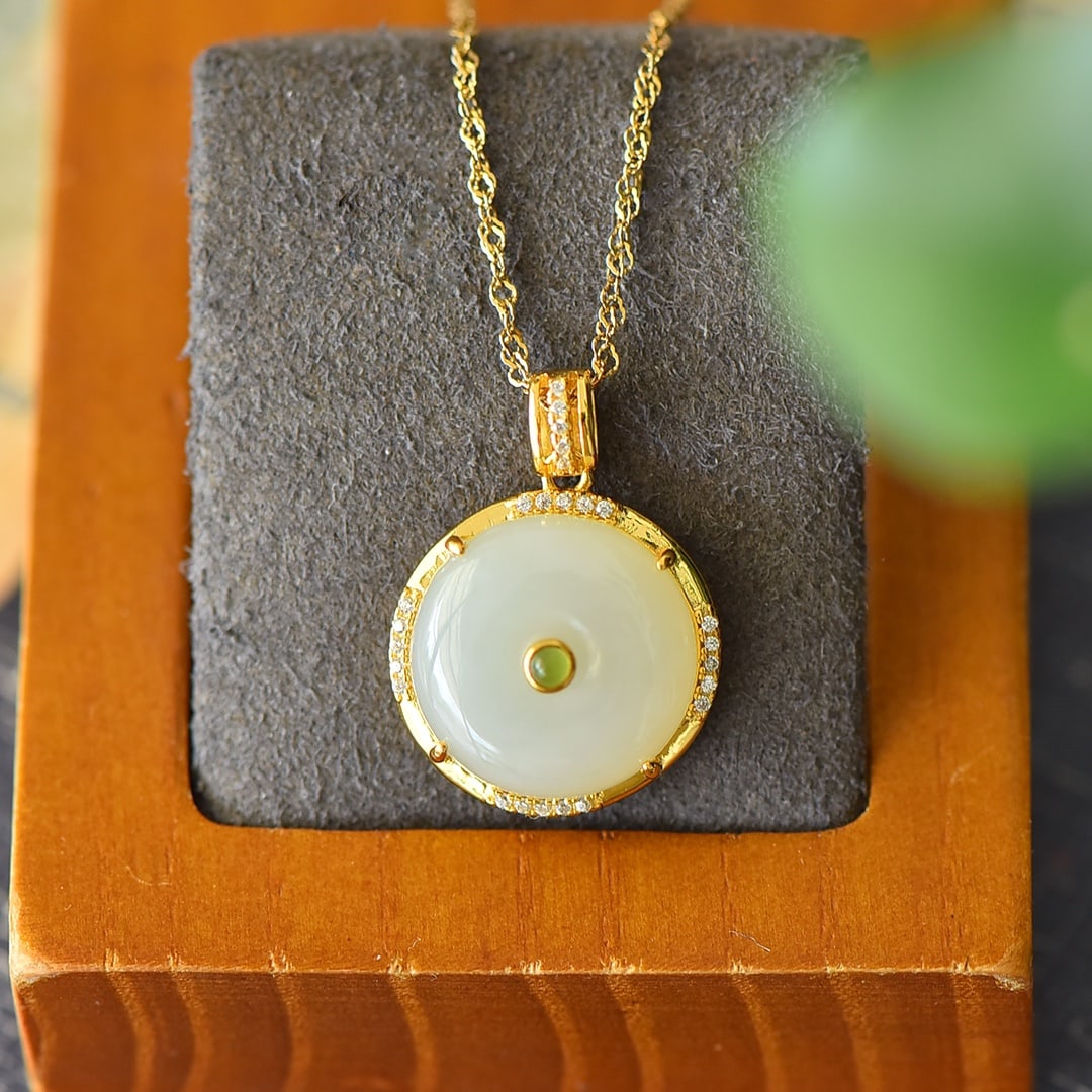 An Exquisite Sterling Silver-Gold Plated Inlaid White Jade Necklace,Inlaid Diamond: An Exquisite Sterling Silver-Gold Plated Inlaid White Jade Necklace,Inlaid Diamond,Size:0.7inx0.9in 纯银镀金镶白玉项链,嵌钻石