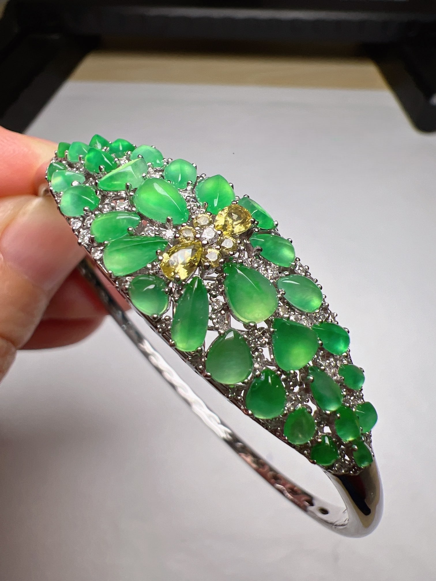 An Exquisite 18k Gold Diamond Inlaid Jadeite Bracelet: An Exquisite 18k Gold Diamond Inlaid Jadeite Bracelet,Size(Loose Stone):0.2inx0.1inx0.1in,(inside diameter)2.2inx1.8in 18k金钻镶嵌翡翠手镯